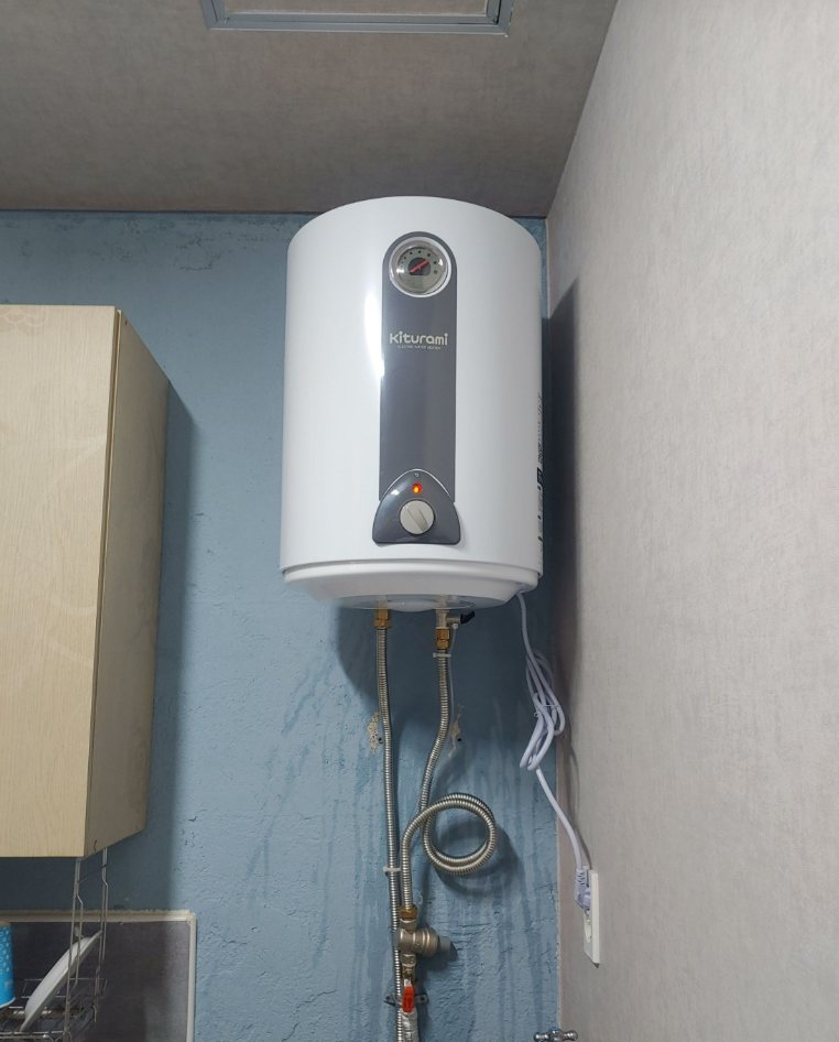 충북 충주시 미용실 벽에 새로 설치한 귀뚜라미 50L 전기온수기와 스테인리스 배관