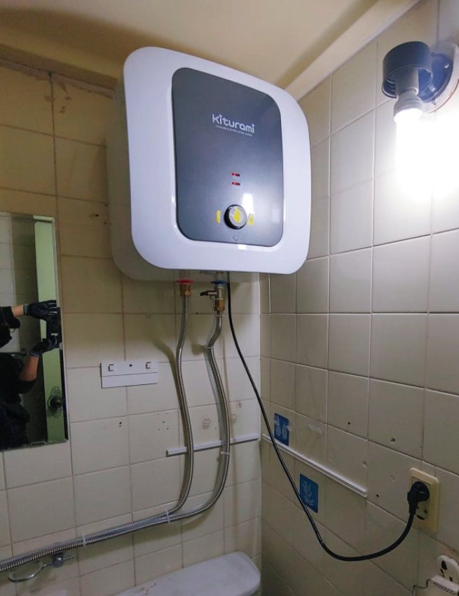 경기 고양시 아파트 욕실 벽에 설치한 귀뚜라미 30L 벽걸이형 전기온수기와 전용 수도 배관