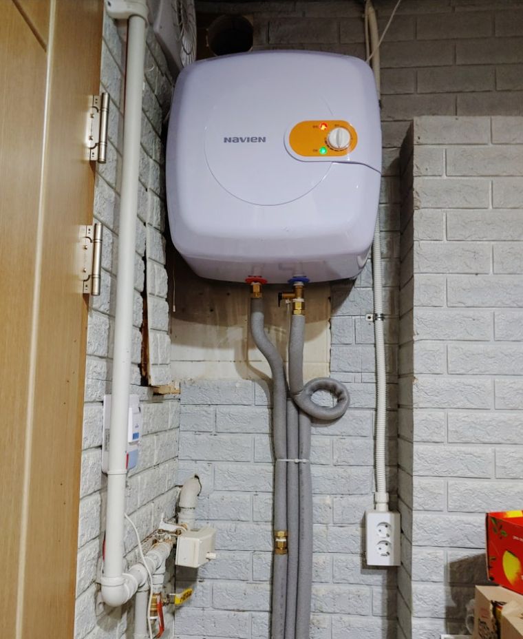경기 성남시 PC방 화장실 벽에 높게 설치한 경동나비엔 30L 전기온수기