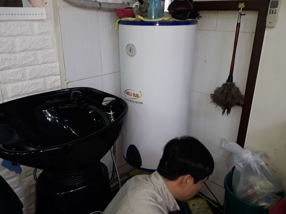 전북 익산시 헤어샵, 전기온수기 교체 전 모습