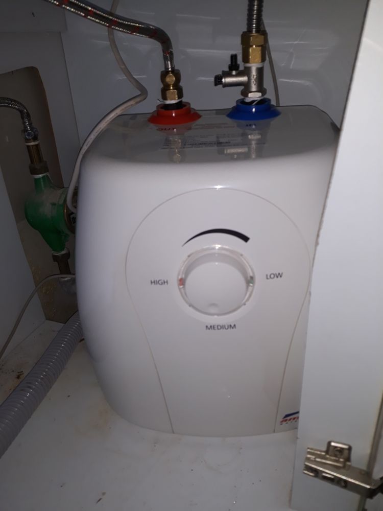 충북 충주시 연수동 빈센트의원 탕비실 싱크대에서 15L 전기온수기 교체