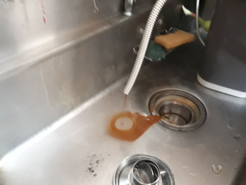 전기온수기에서 녹물이 나와 `