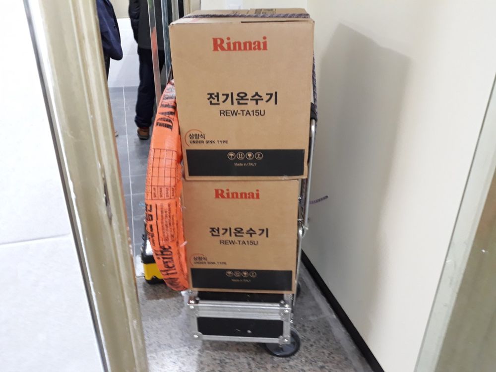충남 공주시 월송동 초등학교 화장실에 세면대온수기, 전기온수기 설치 전 모습