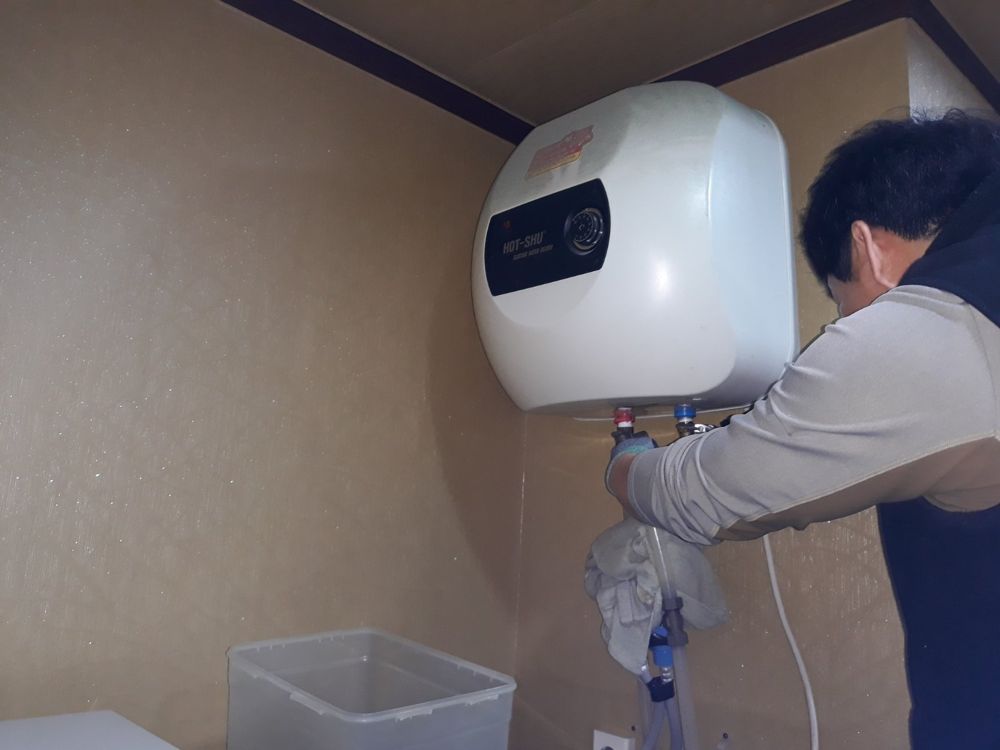 충남 아산시 온천동 엄마집 세탁실, 전기온수기 교체 전 모습