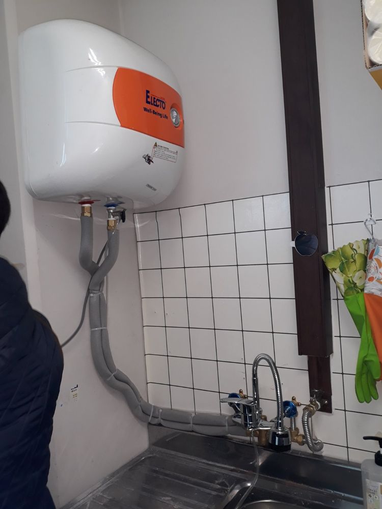 충북 진천군 덕산읍 산수리 공장 주방 싱크대에 설치한 기타 30L 전기온수기
