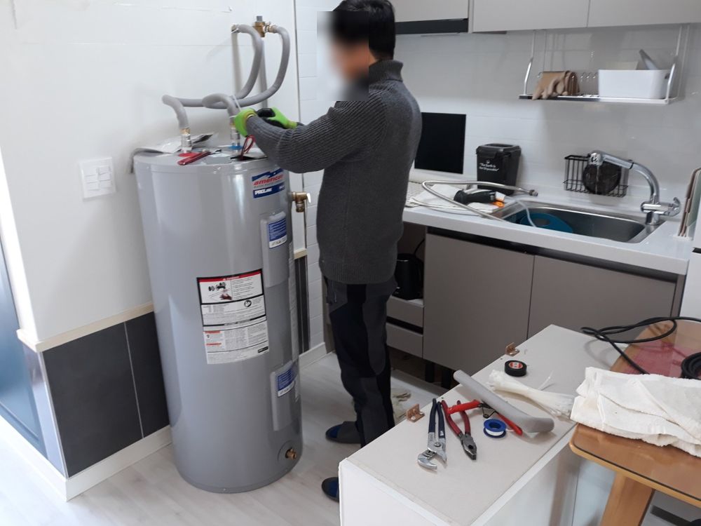 강원 양양군 서면 펜션거실안에 교체한 프로라인 150L 전기온수기