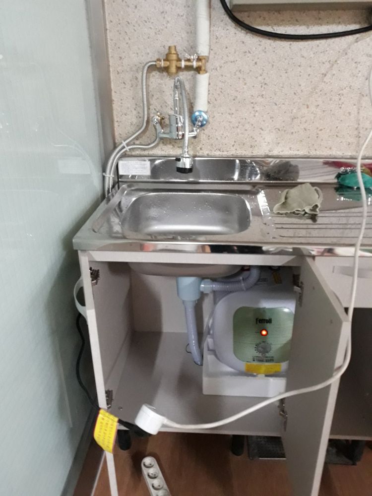 충남 예산읍 예산리 사찰 주방 싱크대 안에 설치에 설치한 대성쎌틱 15L 전기온수기