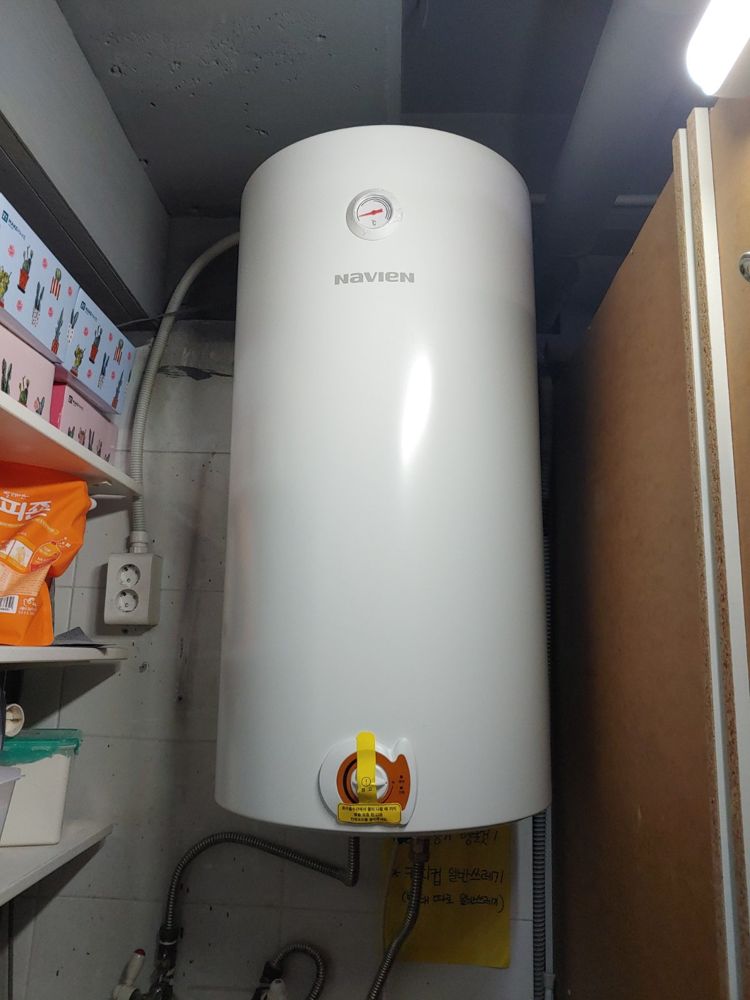 충남 서산시 읍내동 미장원 다용도실에 교체한 경동나비엔 100L 전기온수기