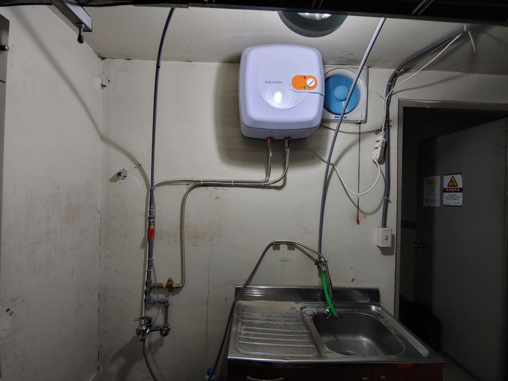 충남 아산시 아파트 관리실 기계실에 설치한 경동나비엔 30L 전기온수기