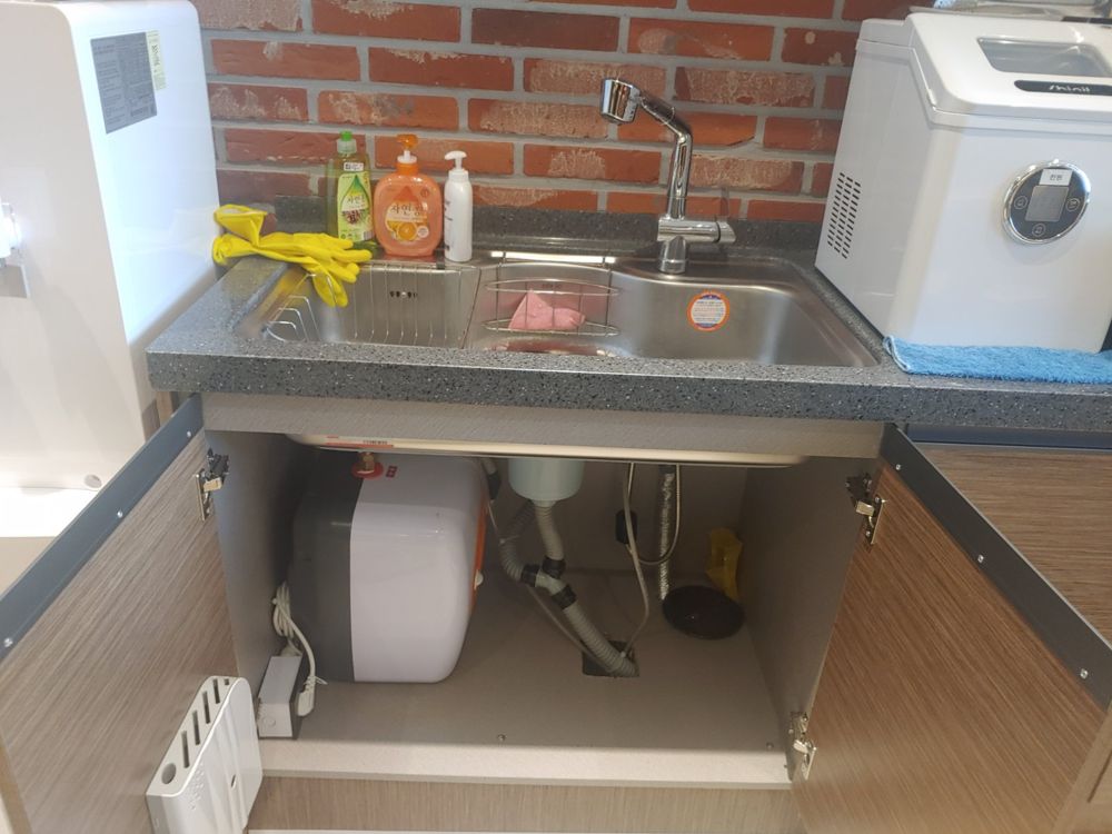 전북 장수군 커피숍 싱크대에 교체한 경동나비엔 15L 전기온수기