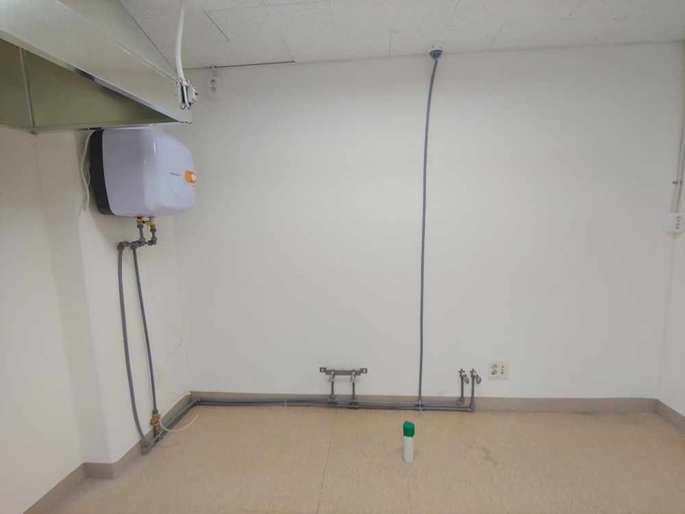 충북 옥천군 상가 반찬가게 주방에 설치한 경동나비엔 30L 전기온수기