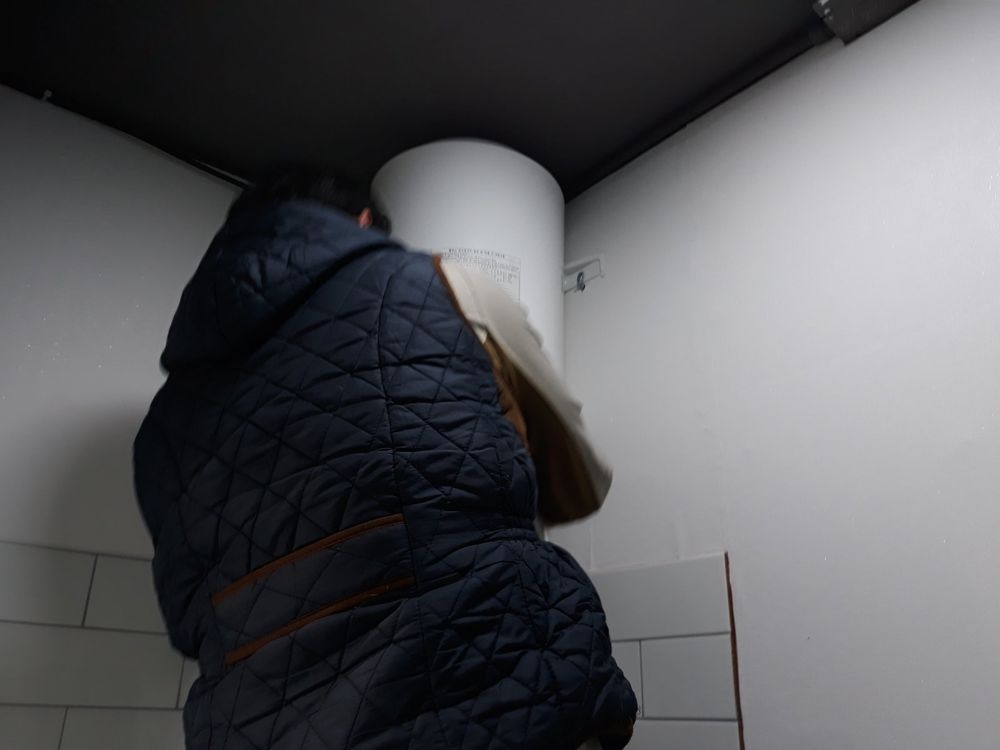 보령시 대천동 정육점 다용도실 전기온수기 설치 현장 사진