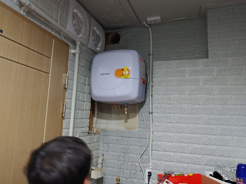제천시 화산동 가스보일러실에 온수기 교체 전기온수기 교체 현장 사진