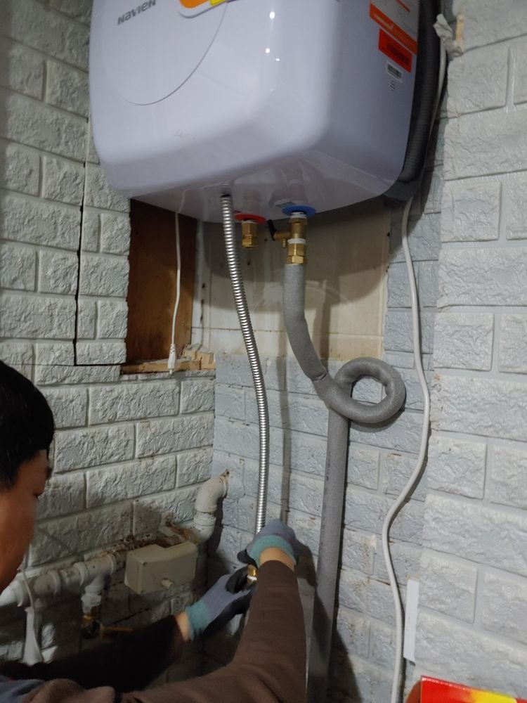 제천시 화산동 가스보일러실에 온수기 교체 전기온수기 교체 현장 사진