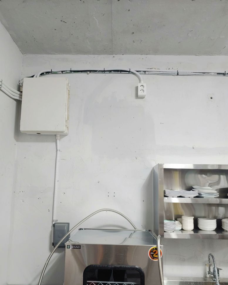 경북 영덕군 새로 여는 식당 주방, 전기온수기 설치 전 벽면